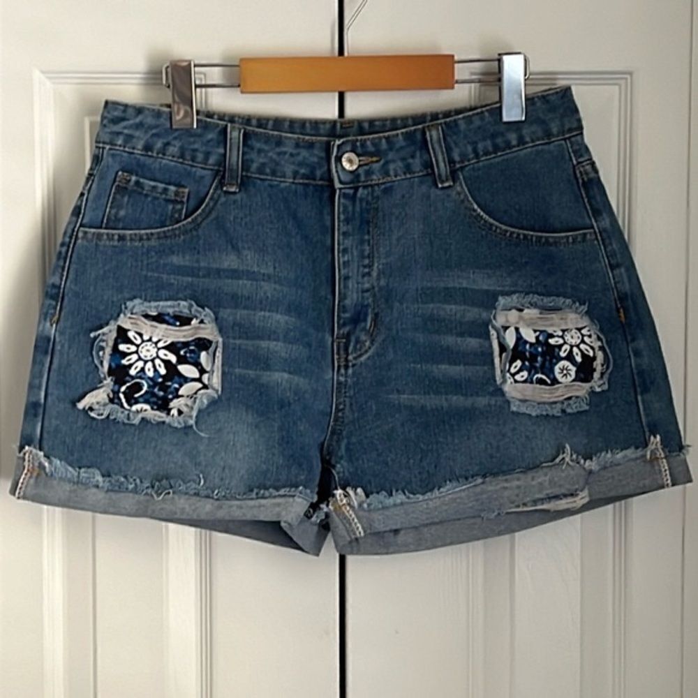 Denim High Rise Cuffed Fringed‎ Hem Distressed Shorts Size L(see measurements)